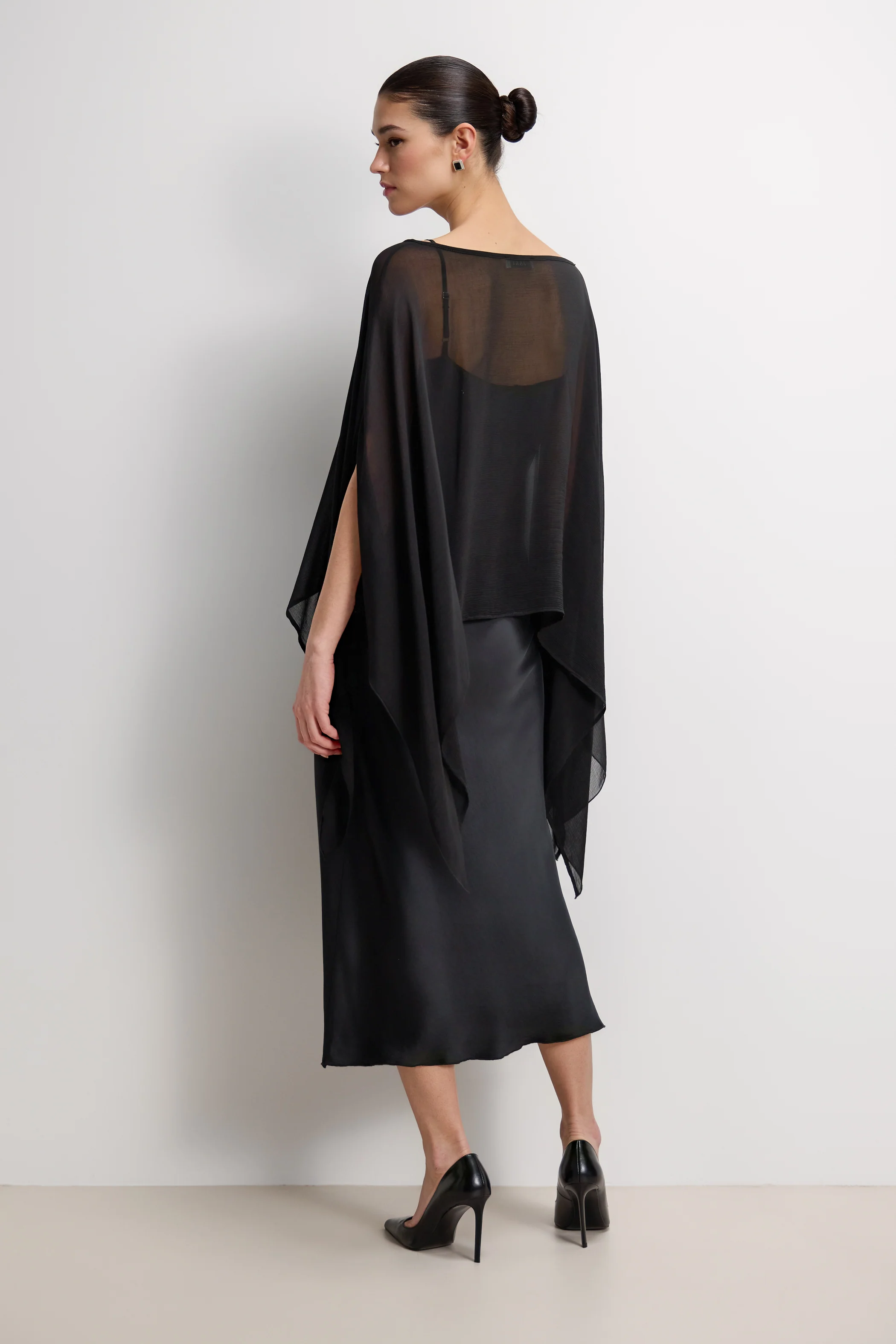 Emberly Lightweight Poncho | Black - Image 2