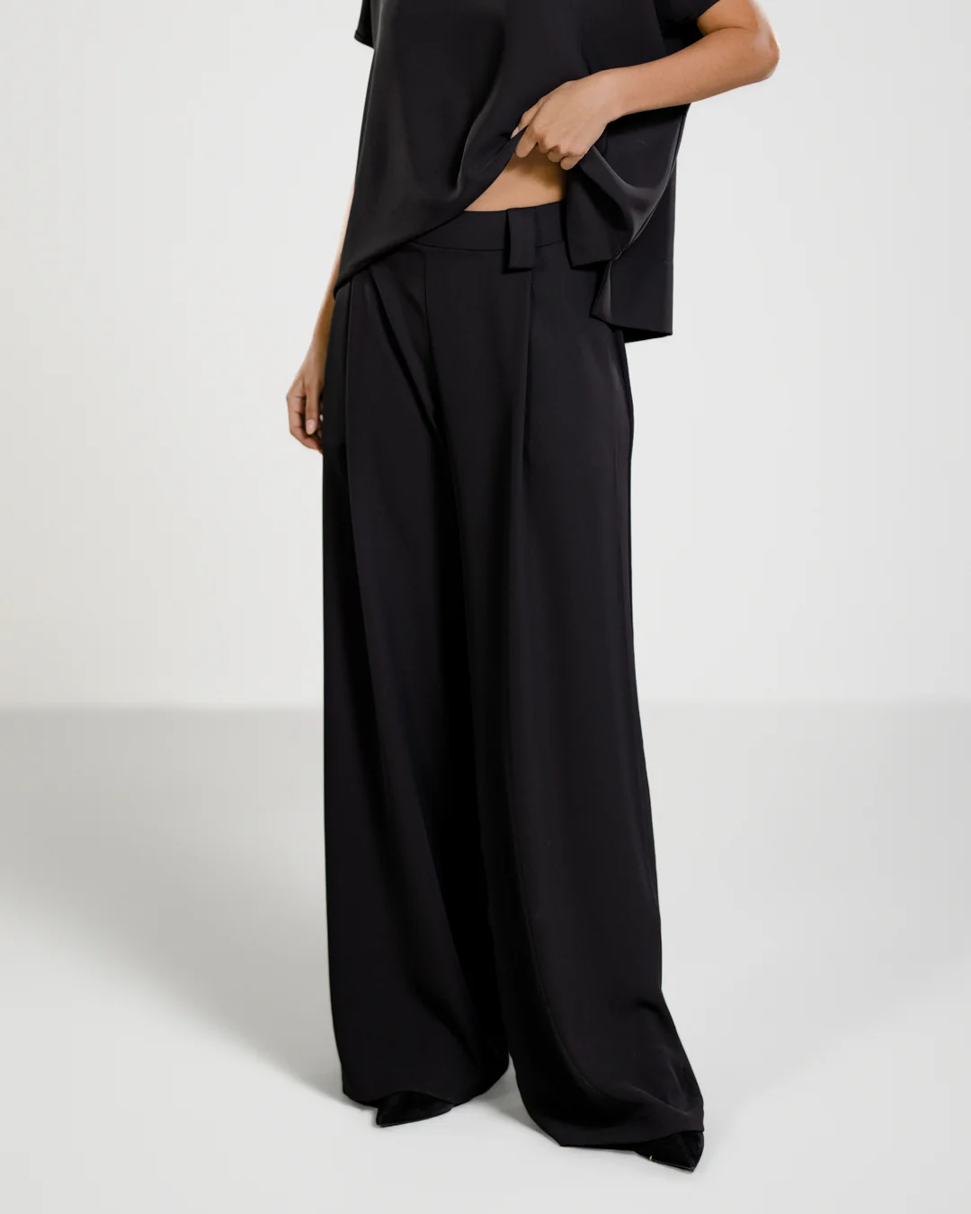 Gabriella Pleated Elastic Waist Trousers | Black - Image 7